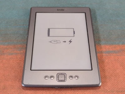 Lector de libros electrónicos Amazon Kindle 4ta generación 2 GB 6" modelo D01100 grafito Foto 1 de 4