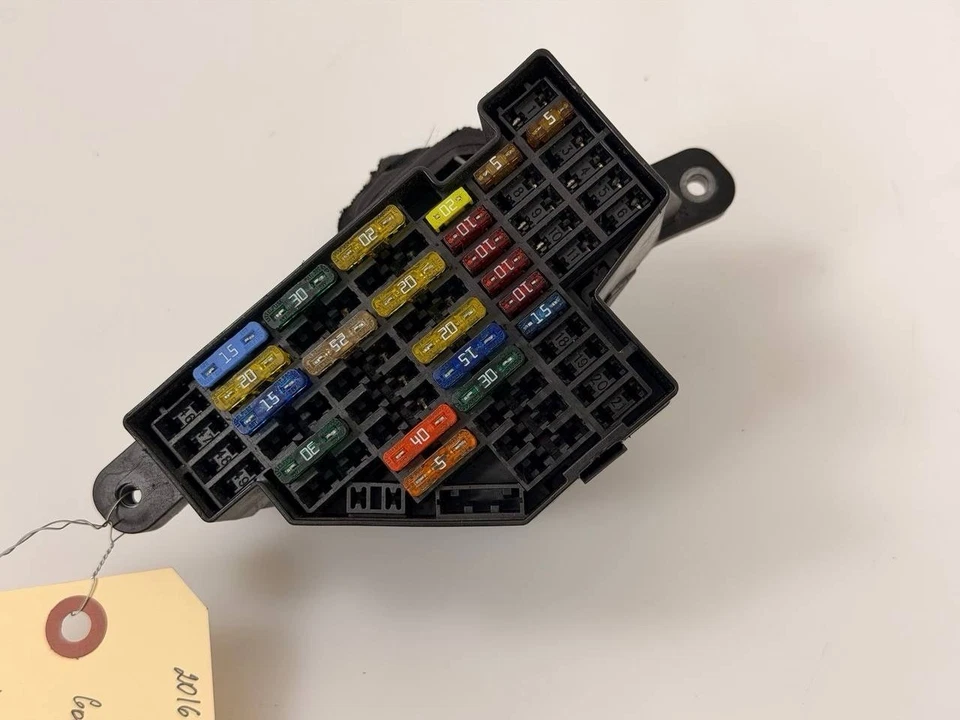 VOLKSWAGEN CC 2007-2009 TABLERO CAJA DE FUSIBLES UNIDAD DE RELÉ Foto 1 de 4