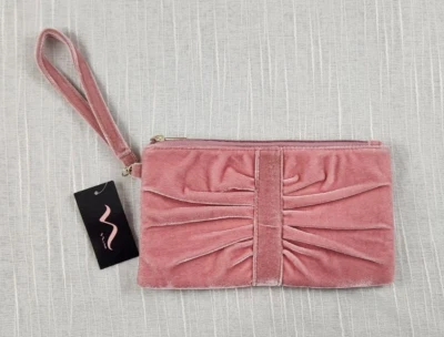 Cartera sin asas de terciopelo rosa Nina Blush cierre de cremallera Foto 1 de 4