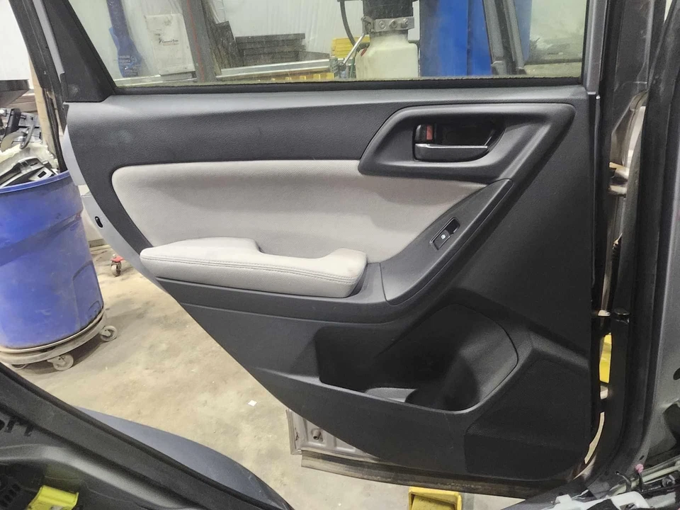 Panel de moldura de puerta trasera Subaru Forester 14-16 lado izquierdo del conductor negro con tela gris Foto 1 de 1