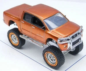 Camioneta pickup Nissan Titan 2006 4x4 naranja brillante (sin decoración) 4 puertas 1:64 - Imagen 1 de 2