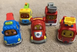 Vtech Toot Toot 5 x Fahrzeuge x 2 Abschleppwagen, 2 x Feuerwehr & Rennfahrer alles gut.  - Bild 1 von 3