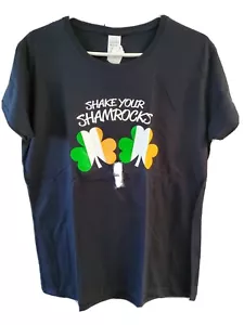 SHAKE YOUR SHAMROCKS St. Patrick’s Day T-Shirt Schwarz Gilden XL Neu mit Etikett Neu mit Etikett - Bild 1 von 5