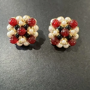 vintage beaded clip on earrings Faux Pearls Beaded - Picture 1 of 11
