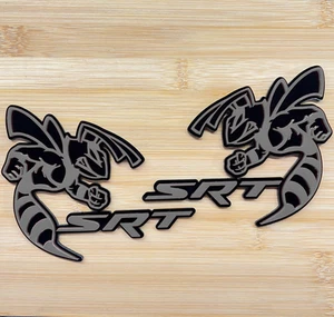 Insignias SRT Hornet emblema abeja 2 insignias gris/negro guardabarros enojado agresivo - Imagen 1 de 3