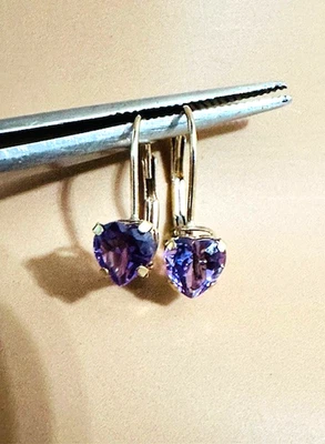 Pendientes Huggie Estate de oro amarillo de 10 quilates en forma de corazón de amatista Foto 1 de 4