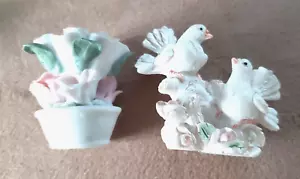 Figuren: 2 weiße Tauben und ein Blumengesteck, Porzellan, für Hochzeit u.ä. - Bild 1 von 2