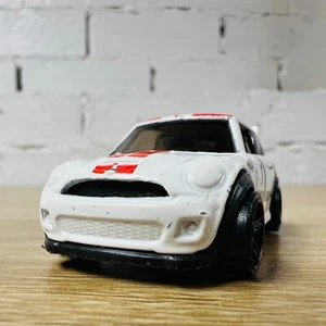 Mini Cooper S Challenge White Red Stripes 2011 New Models 30/50 - Picture 1 of 15