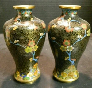 Coppia di vasi vintage in ottone cloisonne nero smaltato 6" x 3" x 3" ottime condizioni - Foto 1 di 11