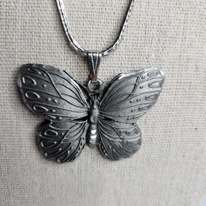 VINTAGE Zinn Schmetterling Anhänger + 18" Zoll silberfarbene Kette Modeschmuck - Bild 1 von 10