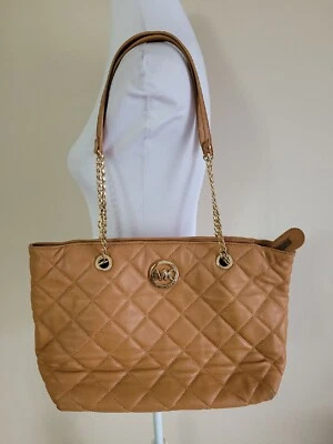 Bolso de mano para mujer MICHAEL KORS cierre con cremallera color beige 100 % cuero a cuadros. Foto 1 de 4