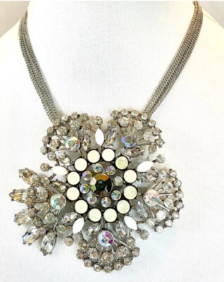 Collar Betsey Johnson WHITEOUT Grande Flor Colgante Cuentas Cereza Foto 1 de 4