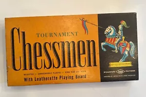 Vintage 1945 E.S. Lowe Tournament Chessmen Plastic Chess Set Leatherette Board - Picture 1 of 6