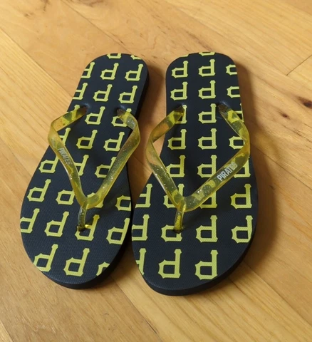 Pittsburgh Pirates Women's Sequin Flip Flops Size 6 Rubber Thongs, New, no tags Cover
