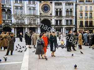 1950 Busy St Mark's Square People Pigeons Venice Italy Red Kodachrome 35mm Slide - Picture 1 of 4