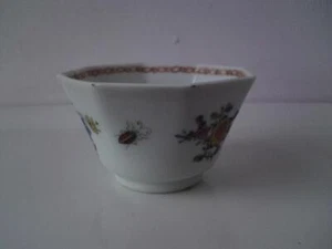Ciotola da tè ottagonale in porcellana stile Kakiemon XVIII e XIX secolo insetti biota dipinti - Foto 1 di 22