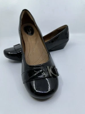 Zapato de tacón bajo Clarks para mujer marrón oscuro-negro charol estilo ballet talla 8W usado Foto 1 de 4