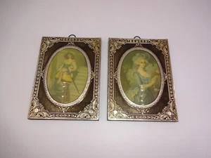 2 Vintage Metall über Holz gerahmte Drucke viktorianischer Mann Swashbuckler Frau Dame - Bild 1 von 5