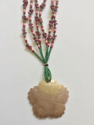 Madreperla concha colgante floral cuentas verdes collar multi hebra Foto 1 de 4