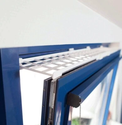 TRIXIE Fensterschutzgitter, Schutzgitter für Fenster oben/unten 75–125 × 16 cm - Bild 1 von 2