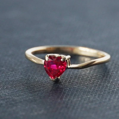 Pink Red Ruby Heart 9ct Yellow Gold Ring Size L.5 / 6 - Image 1 of 4