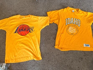 LOTE RARO DE COLECCIÓN de 2 camisetas años 90 80 LA Lakers University Idaho Amarillas Pequeñas S M - Imagen 1 de 4