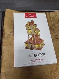 Hallmark 2023 Harry Potter The Burrow Weasley House Andenken Weihnachtsschmuck Neu in OVP - Bild 1 von 2