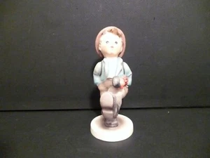 FIGURA GOEBEL W. GERMANY PORCELANA 5" GLOBO TROTADOR HUM#79 (TMK 3) 2309 - Imagen 1 de 6