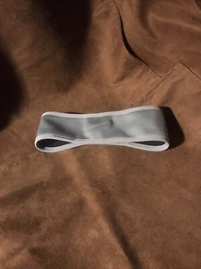 Nike Damen Dri-Fit Lauf Stirnband - hellgrau mit reflektierendem Silber - Bild 1 von 6