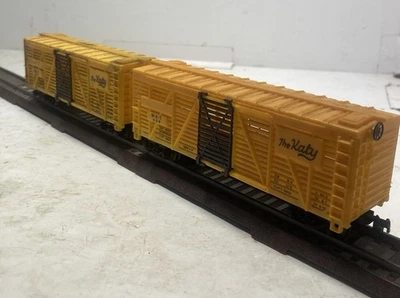 MODEL POWER HO SCALE MISSOURI KANSAS & TEXAS  THE KATY STOCK CAR LOT 2EA MKT 508 - Image 1 of 4