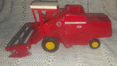 ERTL MASSEY FERGUSON 760 COMBINE 1:16 MODEL FARM TOY - Image 1 of 4