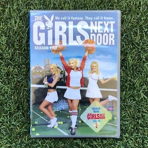The Girls Next Door: Season 5 (DVD, 3-Disc Set) / Factory Sealed Package - Imagen 1 de 2