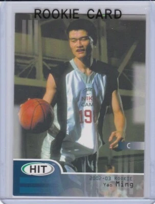 TARJETA DE NOVATO YAO MING 2002/03 Sage Hit China Baloncesto RC Houston Rockets ¡HOFER! Foto 1 de 2