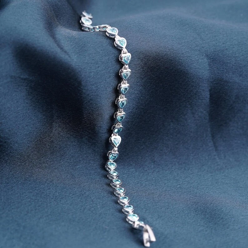 Brazalete de tenis para mujer enchapado en oro blanco de 14 quilates con topacio azul creado en laboratorio corte corazón Foto 1 de 4