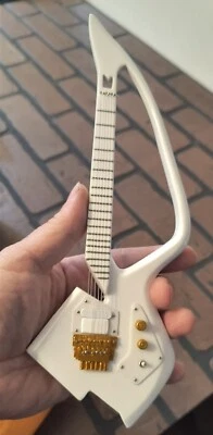 PRINCE - Guitarra Réplica Blanca Auerswald Modelo C Escala 1:4 ~Axe Heaven~ Foto 1 de 4