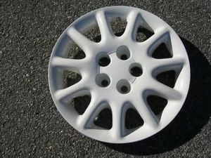 One factory 1996 1997 Dodge Intrepid 16 inch bolt on hubcap wheel cover white - Picture 1 of 20