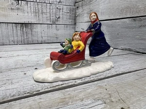 Estatuilla de colección Dept 56 Snow Village “Skate Faster Mom” usada en excelente estado #5170-5 caja como está - Imagen 1 de 22