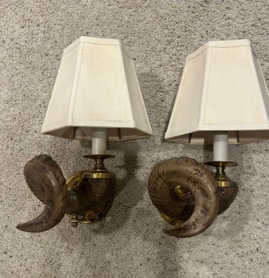 Par de apliques de pared de cuerno de ariete de imitación - Lámparas de lámpara de un solo enchufe con cortinas Foto 1 de 4