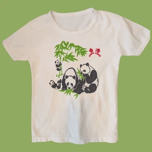 Vintage 70s 80s Panda Family Hong Kong Souvenir Single Stitch Tshirt Baby Tee - Foto 1 di 8