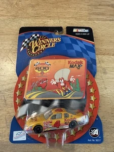 Mike Skinner #4 Kodak Max Looney Tunes 1:64 Die Cast Car Winner's Circle (G) - Bild 1 von 3