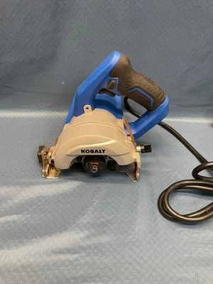 Sierra de azulejos portátil Kobalt 59207 4" motor de 12 amperios bisel 45° enchufe GFCI SOLAMENTE SIERRA Foto 1 de 4