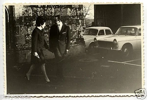 Couple sortie église voiture ancienne - photo argentique ancienne an.1960 - Picture 1 of 1
