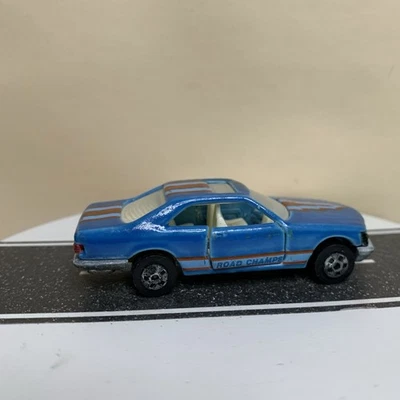Road Champs Mercedes-Benz 500 SEC 2 puertas cupé azul con gráficos de rayas 1:64  Foto 1 de 4