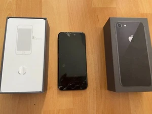 Apple iPhone 8 – Schwarz – 64 GB – Bildschirm beschädigt – Originalverpackung - Bild 1 von 6