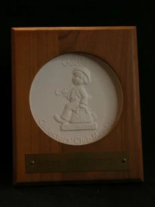 Goebel Hummel Collectors Club MERRY WANDERER PLATE w/ Frame TMK5 WHITE PLAQUE - Picture 1 of 2