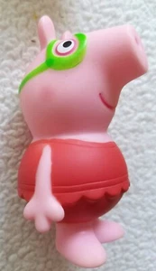 Jazwares Inc ~ Peppa Pig Bath Squirtee ~ Vestido Rojo/Vasos Verdes - Imagen 1 de 5