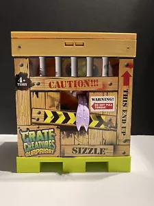 ¡Crate Creatures Surprise! Kaboom Box - Estatuilla de criatura I'm Sizzle con caja - Imagen 1 de 5