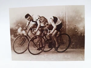 Foto Riproduzione 1900 Ciclisti - Picture 1 of 1