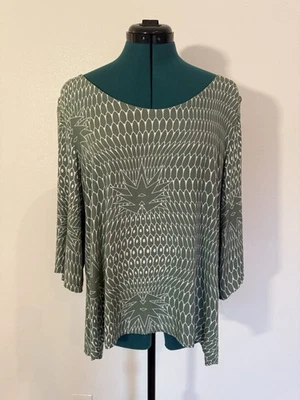 Manuheali’i Large Sage Green & White Pineapple Top With 3/4 Sleeves. Manuhealii - Image 1 of 4