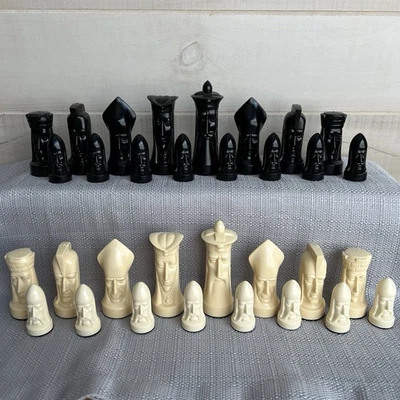 Juego de ajedrez esculpido gótico MCM vintage de Peter Ganine 1957 completo 32 piezas Foto 1 de 4